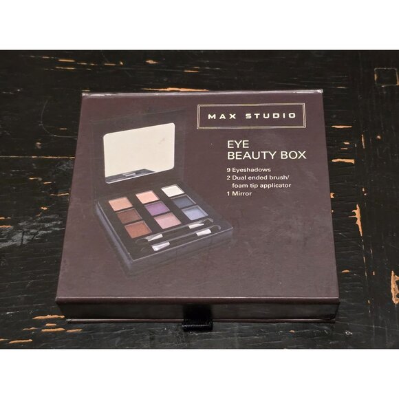 Max Studio Eye Beauty Box With 9 Eyeshadows & 2 Dual-Ended Brushes - Picture 3 of 4